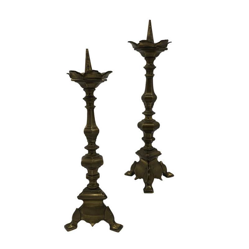 Featured image for “Candelieri in bronzo con base a tripode”